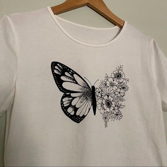 3 for 25 ✨/Cropped butterfly shirt - Picture 2 of 3